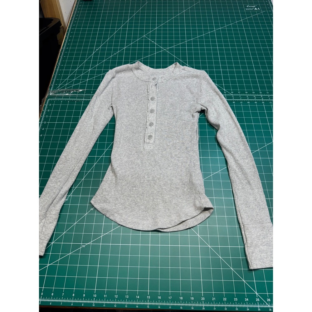 Aerie Womens Gray Ribbed Long Sleeve Henley Top Small Curved Hem Slim Fit